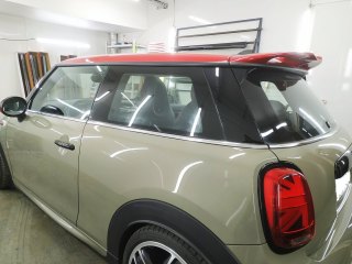 Антихром и спортивные полосы на Mini Cooper