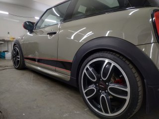 Антихром и спортивные полосы на Mini Cooper